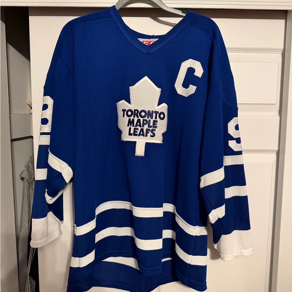 ATTENTION NHL HOCKEY FANS. CCM AUTHENTIC DOUG GILMOUR TORONTO MAPLE LEAFS Jersey